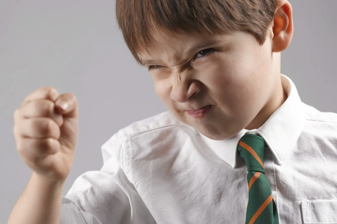 Zdenerwowany chłopiec